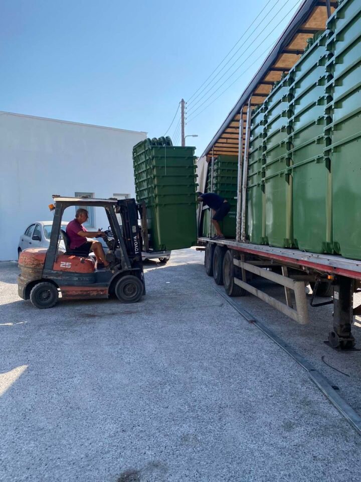  Παραλαβή 168 νέων πράσινων κάδων από τον Δήμο Θήρας