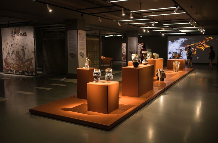 «Πηλού Αντηχήσεις: Μέσα Από Κρυμμένες Αφηγήσεις»,…