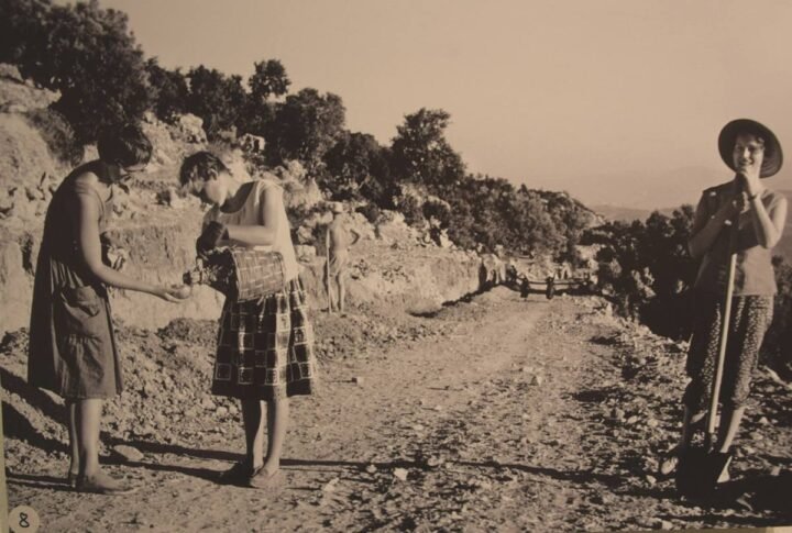 Κοινοτισμός και ότι λείπει, λείπει