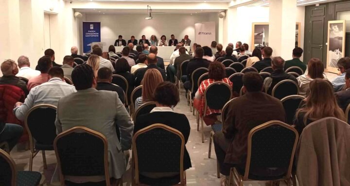 Επιτυχημένη σε μια γεμάτη αίθουσα η Γενική Συνέλευση της Ένωσης Ξενοδόχων Σαντορίνης