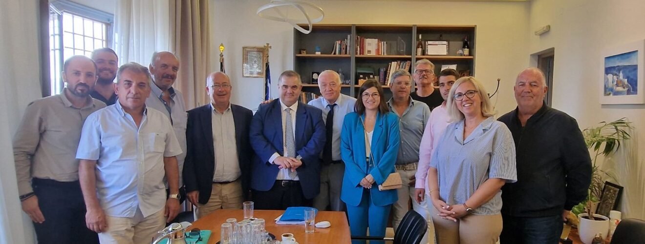 Συνάντηση του Δημάρχου Θήρας με τον υφυπουργό εσωτερικών κ. Σπανάκη