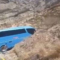Βίντεο: Λεωφορείο φρακάρει στο δρόμο του Αθηνιού