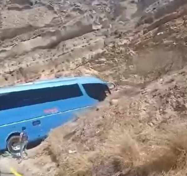 Βίντεο: Λεωφορείο φρακάρει στο δρόμο του Αθηνιού