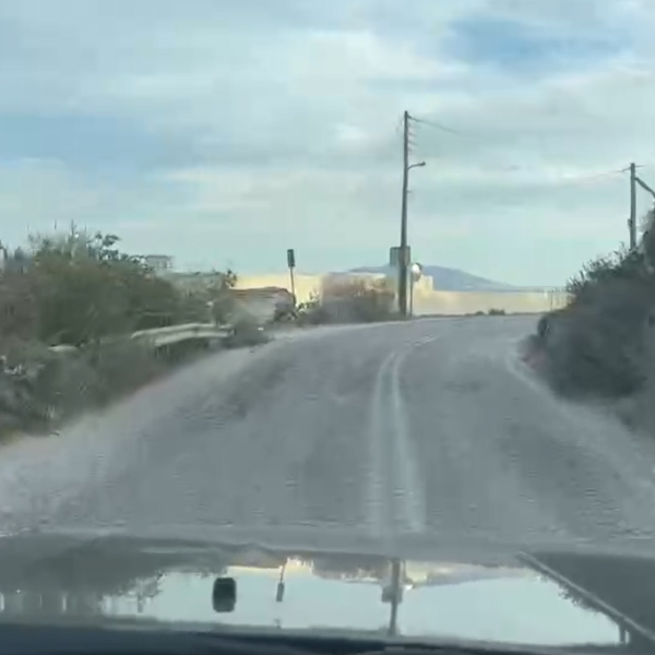 “Σαντορίνη: Πεντάστερα Ξενοδοχεία, Μηδενικά Αστέρια στους Δρόμους!”