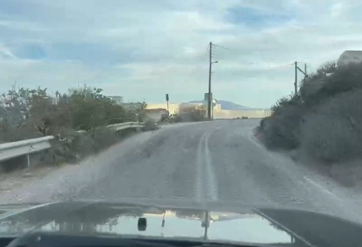 “Σαντορίνη: Πεντάστερα Ξενοδοχεία, Μηδενικά Αστέρια στους Δρόμους!”