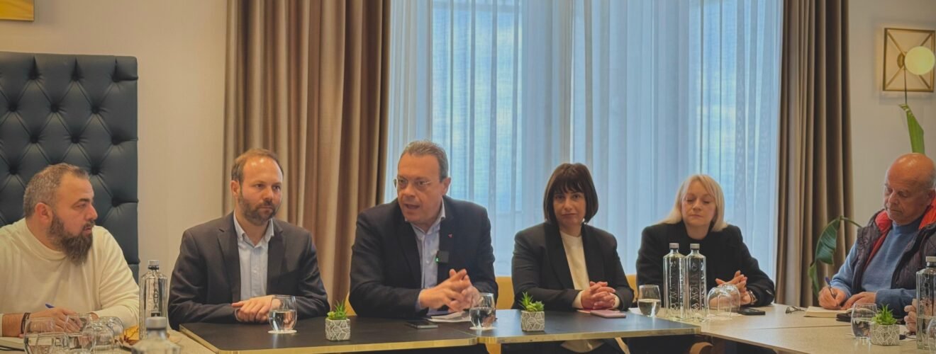 Famellos Foreis Ergazomenoi Epixeirimaties