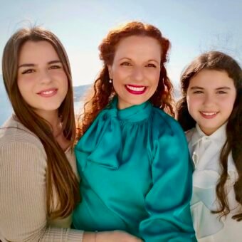 11. Οι δύο πιανίστριες στη Σαντορίνη, μαζί με τη μητέρα τους